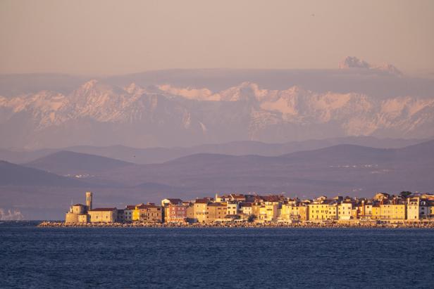Stadt am Meer. Im Hintergrund erheben sich Berge.