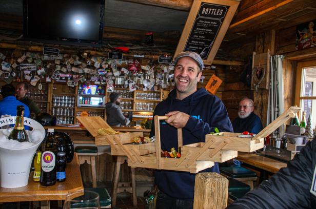 Kellner bringt im Gipflstadl das Frühstück