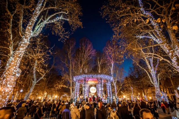 Der illuminierte Zrinjevac Park in Zagreb