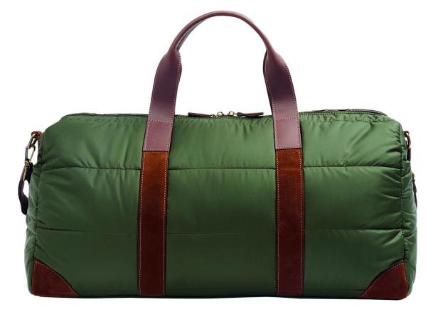 Eine olivgrüne Reisetasche mit braunen Ledergriffen und Akzenten.