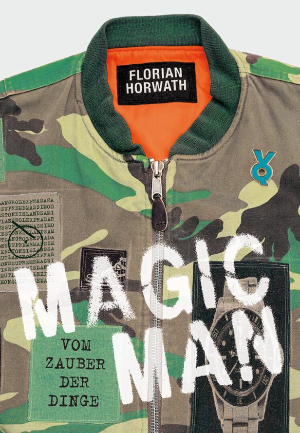 Nahaufnahme einer Camouflage-Jacke mit Aufnähern und dem Schriftzug „Magic Man“.