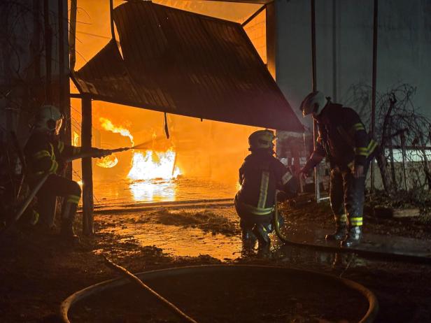 Großbrand auf Bauernhof in NÖ: Feuerwehrmann verletzt