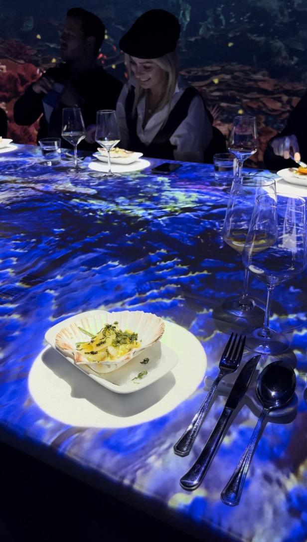 Immersive Dining: Die Vorspeise mit Projektionen von Unterwasserwelten.