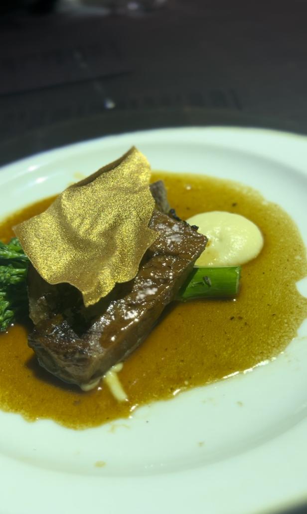 Roastbeef und Shortribs mit Blattgold, Sellerie-Mousseline und Brokkoli.