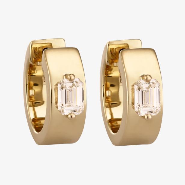 Nahaufnahme von goldenen Creolen mit rechteckigen Diamanten.