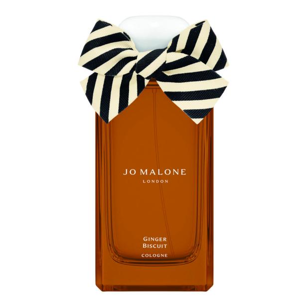 Eine Flasche „Ginger Biscuit Cologne“ von Jo Malone mit einer Schleife.