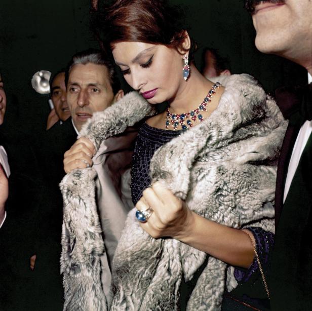 Sophia Loren mit Pelzmantel und Schmuck bei einer Veranstaltung.