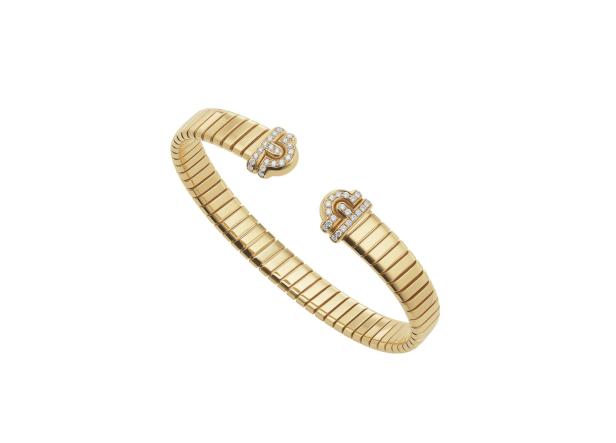 Ein goldenes Armband mit Diamanten auf weißem Hintergrund.