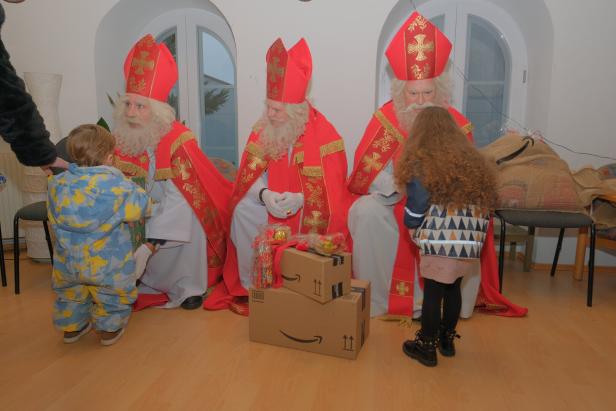 Entzückend! Diese prominenten Nikolos haben Kinder in Wien überrascht