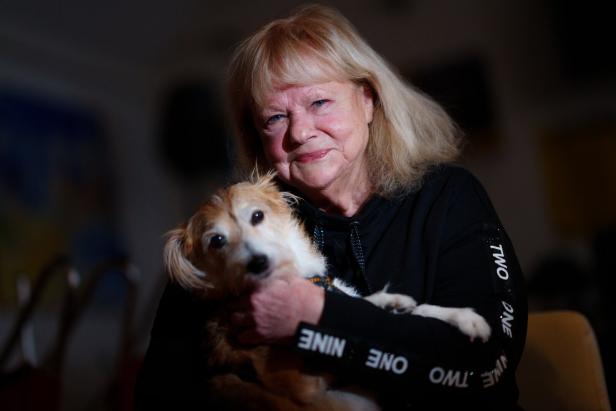 Marianne Mendt hält einen kleinen Hund im Arm.