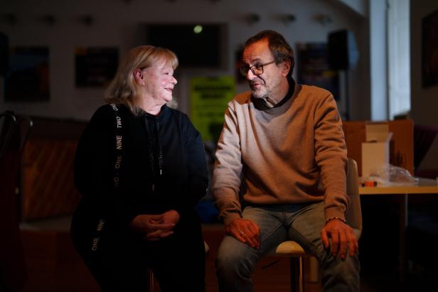 Marianne Mendt im Gespräch mit einem Mann.