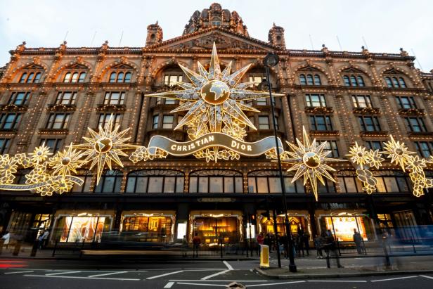 Große Sterne auf der Fassade von Harrods.