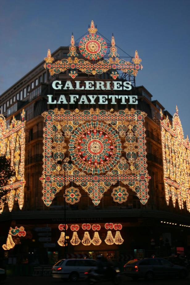 Das Kaufhaus Galeries Lafayette ist mit byzantinisch anmutenden Weihnachtslichtern geschmückt.