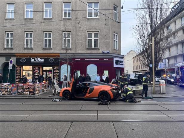 Luxusauto auf der Ottakringer Straße geschrottet