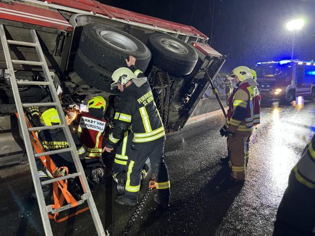 NÖ: Drei Feuerwehrleute bei Unglück mit Einsatzwagen verletzt