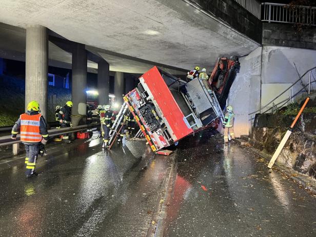 NÖ: Drei Feuerwehrleute bei Unglück mit Einsatzwagen verletzt