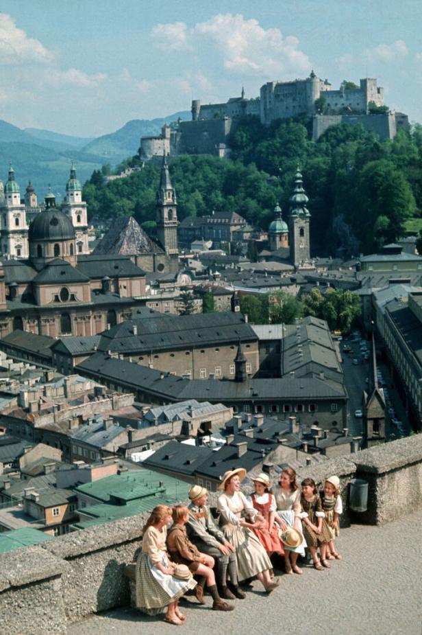 Die Trapp-Filmfamilie mit Julie Andrews vor dem Hintergrund der Festung Hohensalzburg.