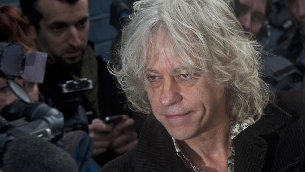 Bob Geldof wird von Reportern umringt.