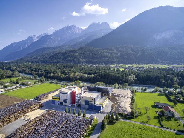 Energie aus dem Wald: Das Biomassekraftwerk Lienz vor idyllischer Alpenkulisse