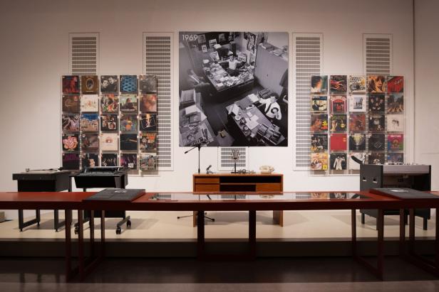 Eine Ausstellung mit Plattencovern und einem Schwarzweißfoto aus dem Jahr 1969.