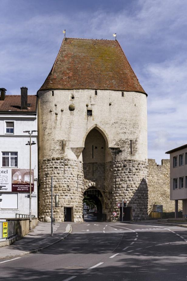 Das Obertor, ein mittelalterliches Stadttor in Ravensburg, steht an einer Straße.