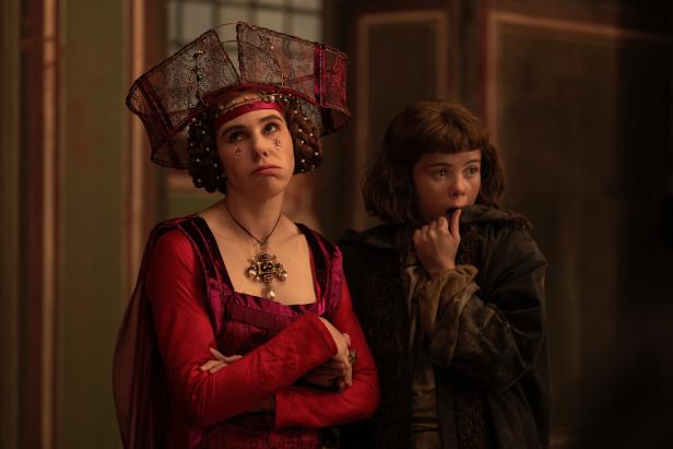 Zwei Schauspielerinnen in Kostümen am Set der Netflix-Serie „Decamerone“.