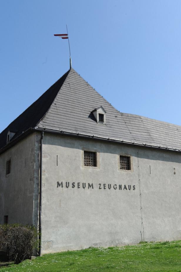 Das Museum Zeughaus in Graz an einem sonnigen Tag.