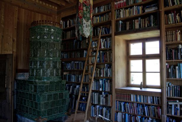 Reinhold Messner gewährt Einblick in seine private Schloss-Bibliothek