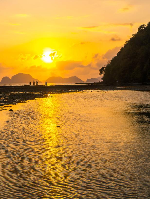 Sonnenuntergang am Strand Maremegmeg auf den Philippinen