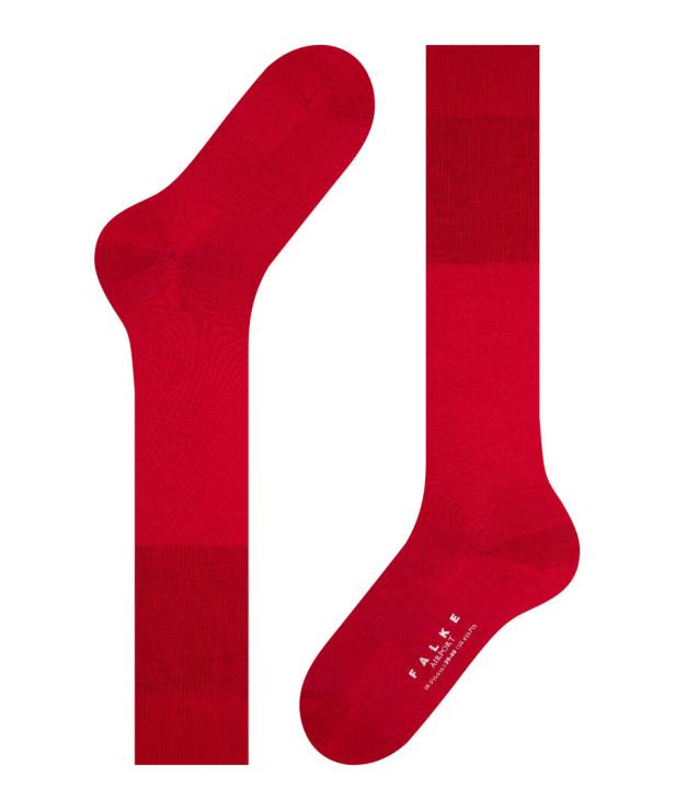 Zwei rote FALKE Airport Socken vor einem weißen Hintergrund.