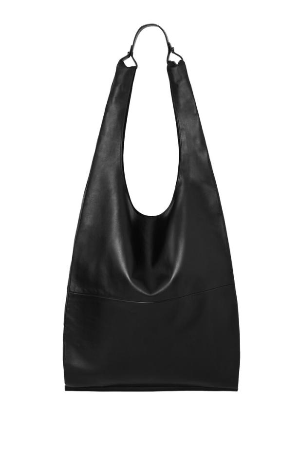 Eine schwarze Ledertasche mit einem einzelnen Trageriemen.