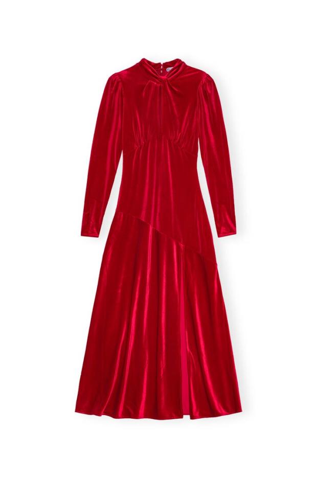 Ein rotes, langärmeliges Samtkleid mit Stehkragen und asymmetrischem Schnitt.