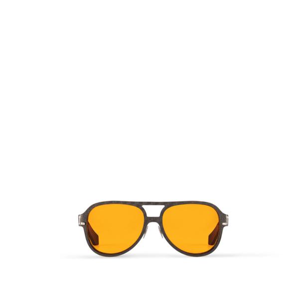 Eine Pilotenbrille mit orangefarbenen Gläsern vor einem weißen Hintergrund.
