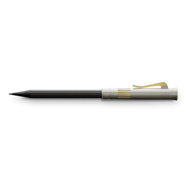 Ein silberner Bleistift mit goldenem Clip liegt auf einem weißen Hintergrund.