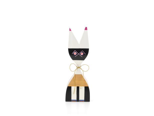 Eine bemalte Holzfigur einer Katze mit stilisierten Gesichtszügen und Mustern.