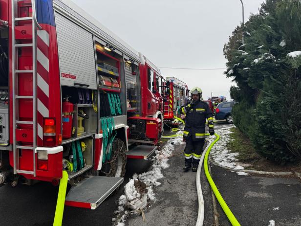 NÖ: Sieben Feuerwehren kämpfen derzeit gegen Großbrand an