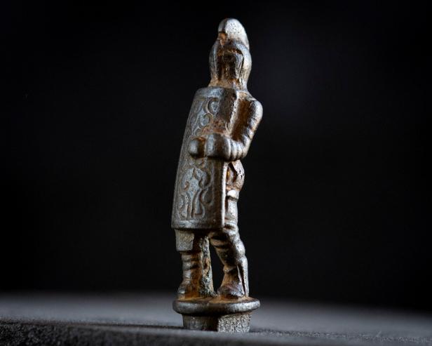 Eine kleine Gladiator-Figur aus Metall mit Verzierungen.