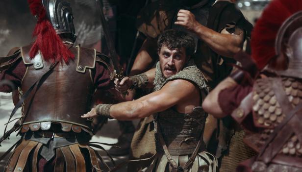 Ein Mann kämpft als Gladiator in „Gladiator II“.