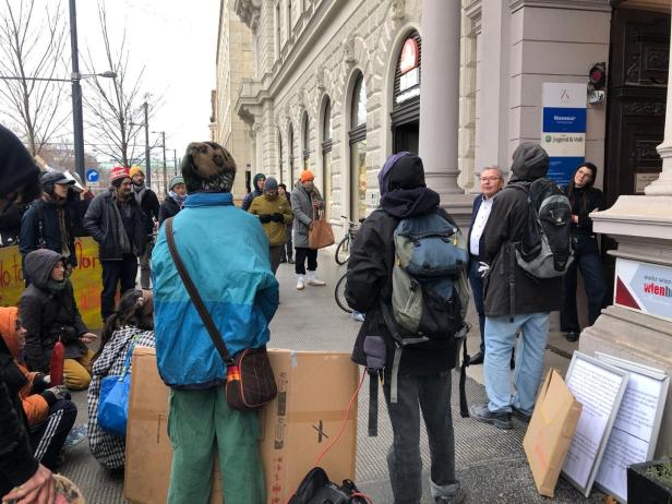 Protest gegen neue Eventarena: Karaoke vor der Wien Holding