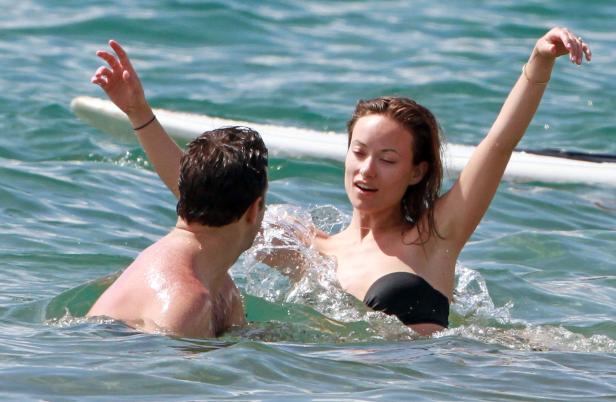 Olivia Wilde planscht mit einer unbekannten Person im Meer.