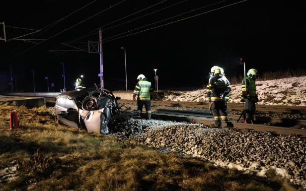 89-jähriger Steirer fuhr auf Bahnsteig: Auto von Zug gerammt