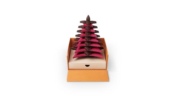 Ein Schokoladenweihnachtsbaum in einer orangefarbenen Louis Vuitton Schachtel.