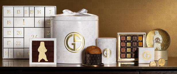 Ein Arrangement von Süßwaren der Marke Armani Dolci, darunter ein Adventskalender und Pralinen.