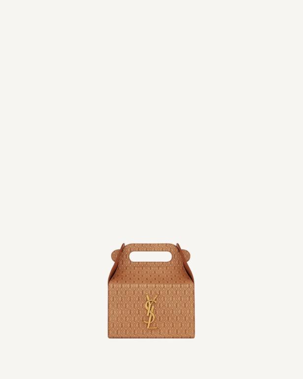 Eine kleine, braune Geschenkbox mit dem goldenen YSL-Logo.