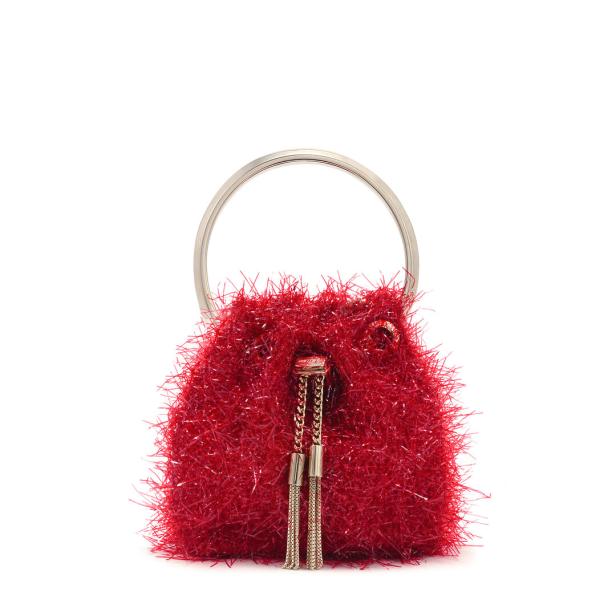 Eine rote Handtasche mit silbernem Henkel und goldenen Quasten vor einem weißen Hintergrund.
