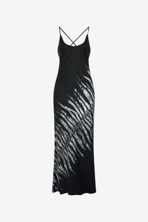 Ein schwarzes, ärmelloses Kleid mit einem abstrakten, silbernen Blattmuster.