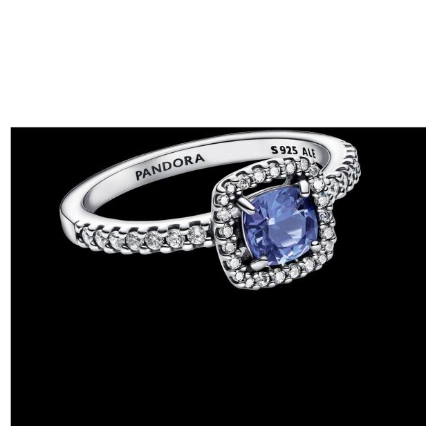 Ein silberner Pandora-Ring mit einem quadratischen, blauem Stein, umgeben von kleinen Diamanten.