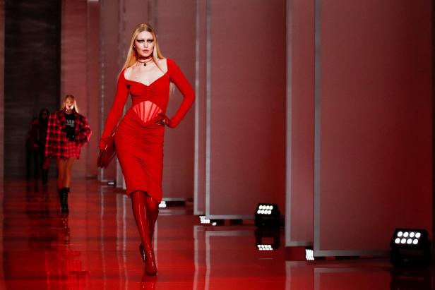 Versace setzt im Herbst und Winter auf rote Strumpfhosen. Man sieht wieso.