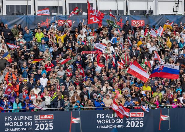 Eine große Menschenmenge jubelt mit Flaggen bei der Alpinen Ski-WM 2025 in Saalbach-Hinterglemm.