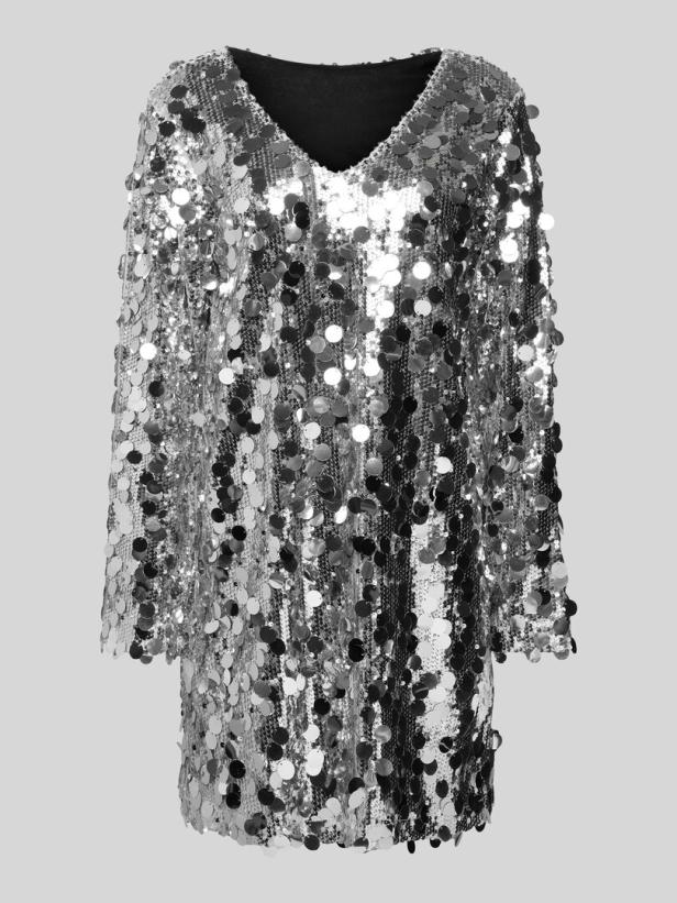 Ein silbernes Paillettenkleid mit V-Ausschnitt vor einem grauen Hintergrund.